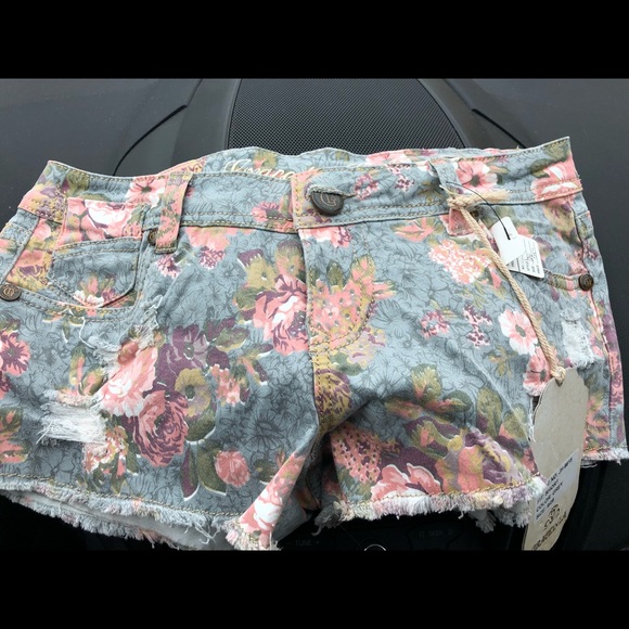 NWT Floral Jean Shorts - Picture 2 of 7
